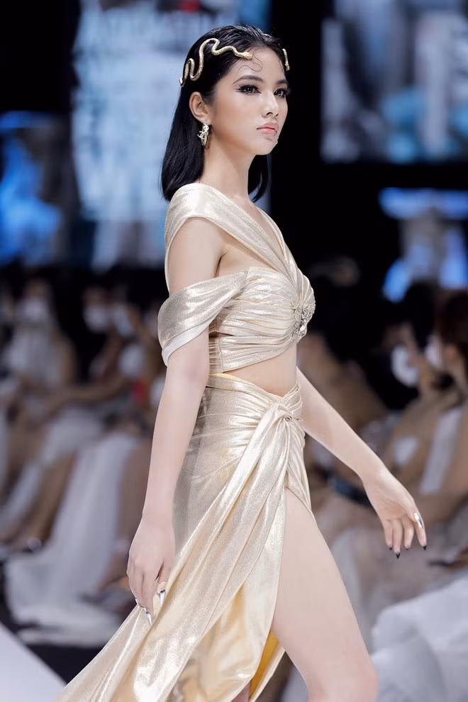 Các người mẫu lần lượt xuất hiện với những thiết kế mang đậm dấu ấn thần thoại Hy Lạp thông qua họa tiết chỉ vàng, mô phỏng những bức tranh chạm trổ hay hình học đối xứng. Trong ảnh, Cẩm Đan tự tin sải bước với thần thái ấn tượng. Sau cuộc thi Hoa hậu Việt Nam 2020, cô được nhiều nhà thiết kế mời trình diễn với vai trò người mẫu ẢNH: KIẾNG CẬN
