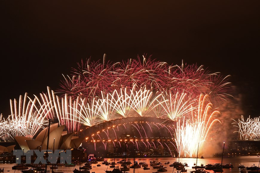 Pháo hoa mừng Năm mới rực rỡ trên cầu cảng Sydney. (Ảnh: AFP/TTXVN)