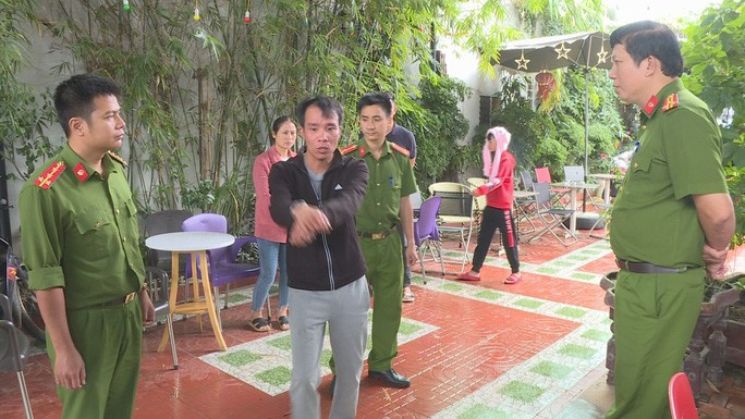 Đối tượng Đỗ Viết Dương thực nghiệm hiện trường  Đối tượng Đỗ Viết Dương thực nghiệm hiện trường