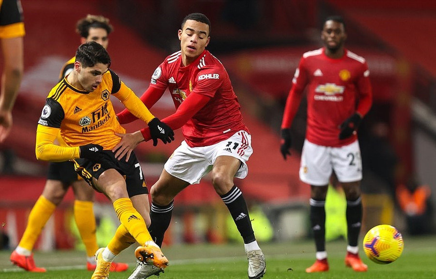 Wolves bất lực trong việc đưa bóng vào khung thành Man United. Ảnh: AFP.