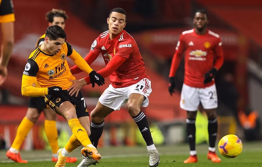 Wolves bất lực trong việc đưa bóng vào khung thành Man United. Ảnh: AFP.