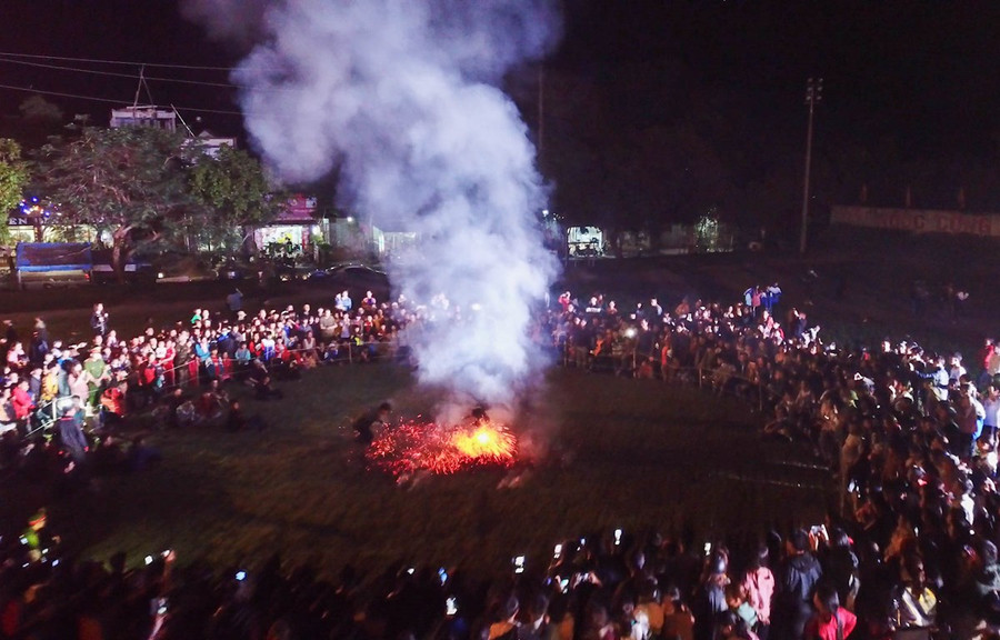 Lễ hội nhảy lửa của người Pà Thẻn ở Hà Giang. (Ảnh: Vietnam+)