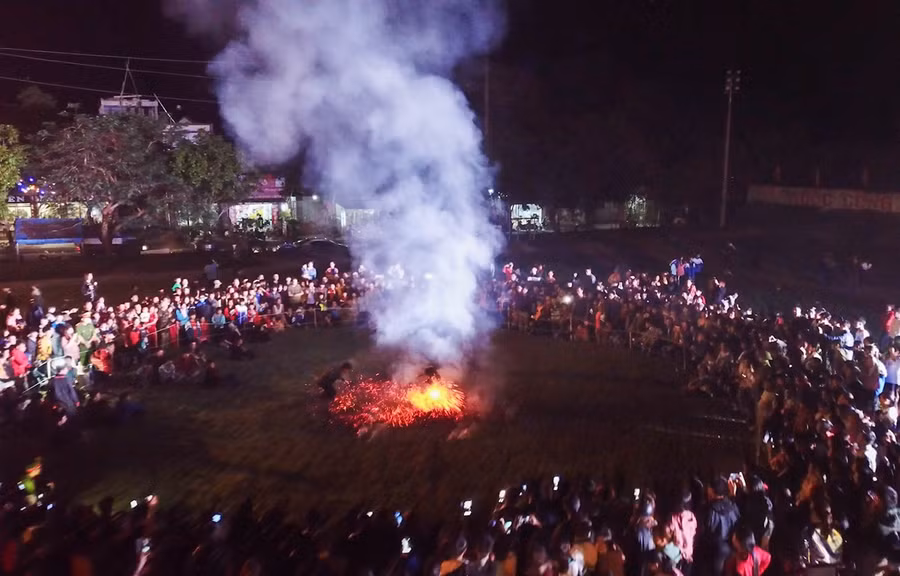 Lễ hội nhảy lửa của người Pà Thẻn ở Hà Giang. (Ảnh: Vietnam+)