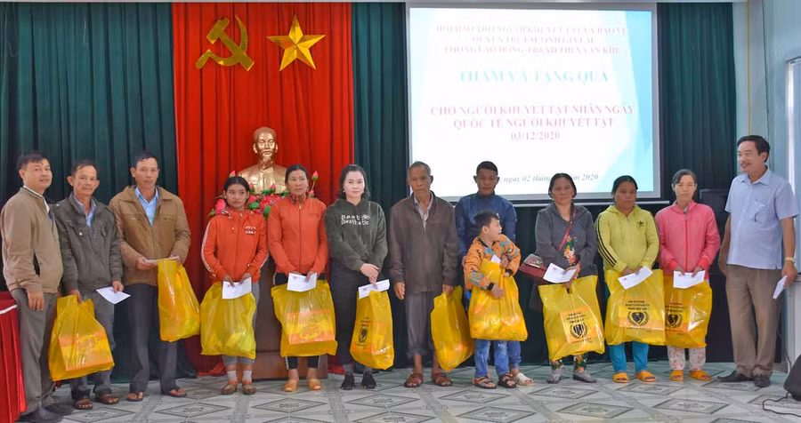 Trao quà cho gia đình người khuyết tật thị xã An Khê. Ảnh: Hà Phương