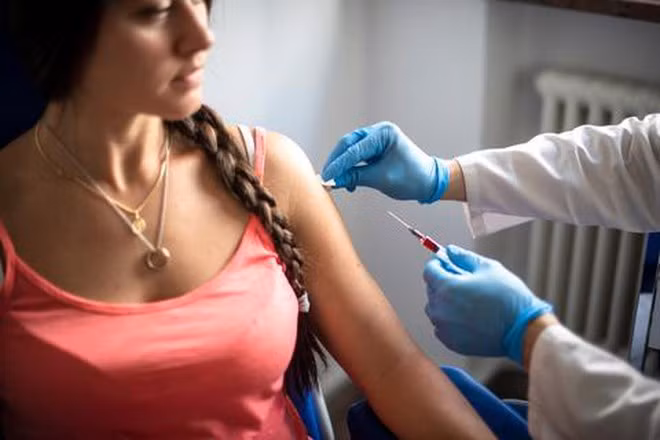 Chích ngừa có thể bảo vệ cơ thể khỏi viêm màng não ẢNH: SHUTTERSTOCK