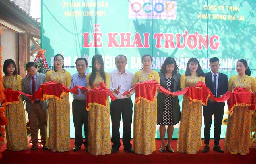  Đại biểu cắt băng khánh thành khai trương điểm giới thiệu, bán sản phẩm OCOP. Ảnh: Ngọc Thu