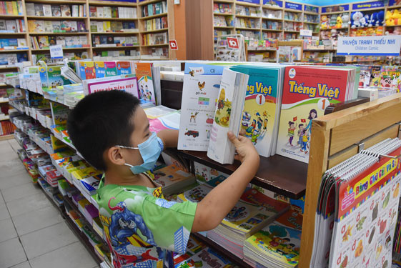 Học sinh mua sách Tiếng Việt 1 - Chân trời sáng tạo. Ảnh: TẤN THẠNH Học sinh mua sách Tiếng Việt 1 - Chân trời sáng tạo. Ảnh: TẤN THẠNH