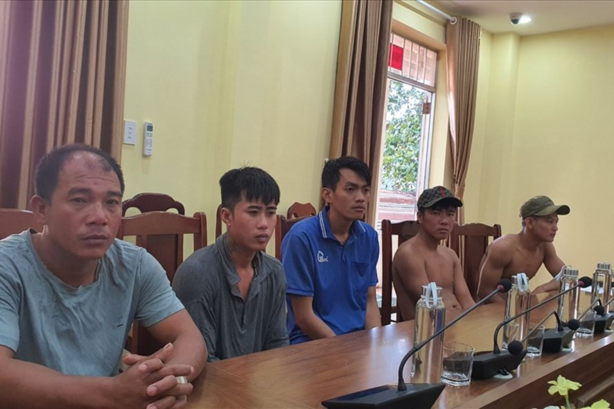 5 ngư dân trên tàu cá bị chìm trên Vịnh Nha Trang vừa được đưa về bờ an toàn. Ảnh: Phương Linh 5 ngư dân trên tàu cá bị chìm trên Vịnh Nha Trang vừa được đưa về bờ an toàn. Ảnh: Phương Linh