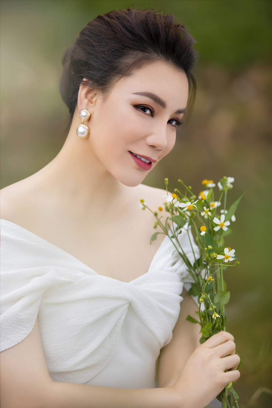 Trong thời gian qua, Hồ Quỳnh Hương tạm ngừng ca hát. Lý do bởi người đẹp cho biết cô không tìm được cảm xúc để trình diễn khi đứng trên sân khấu.