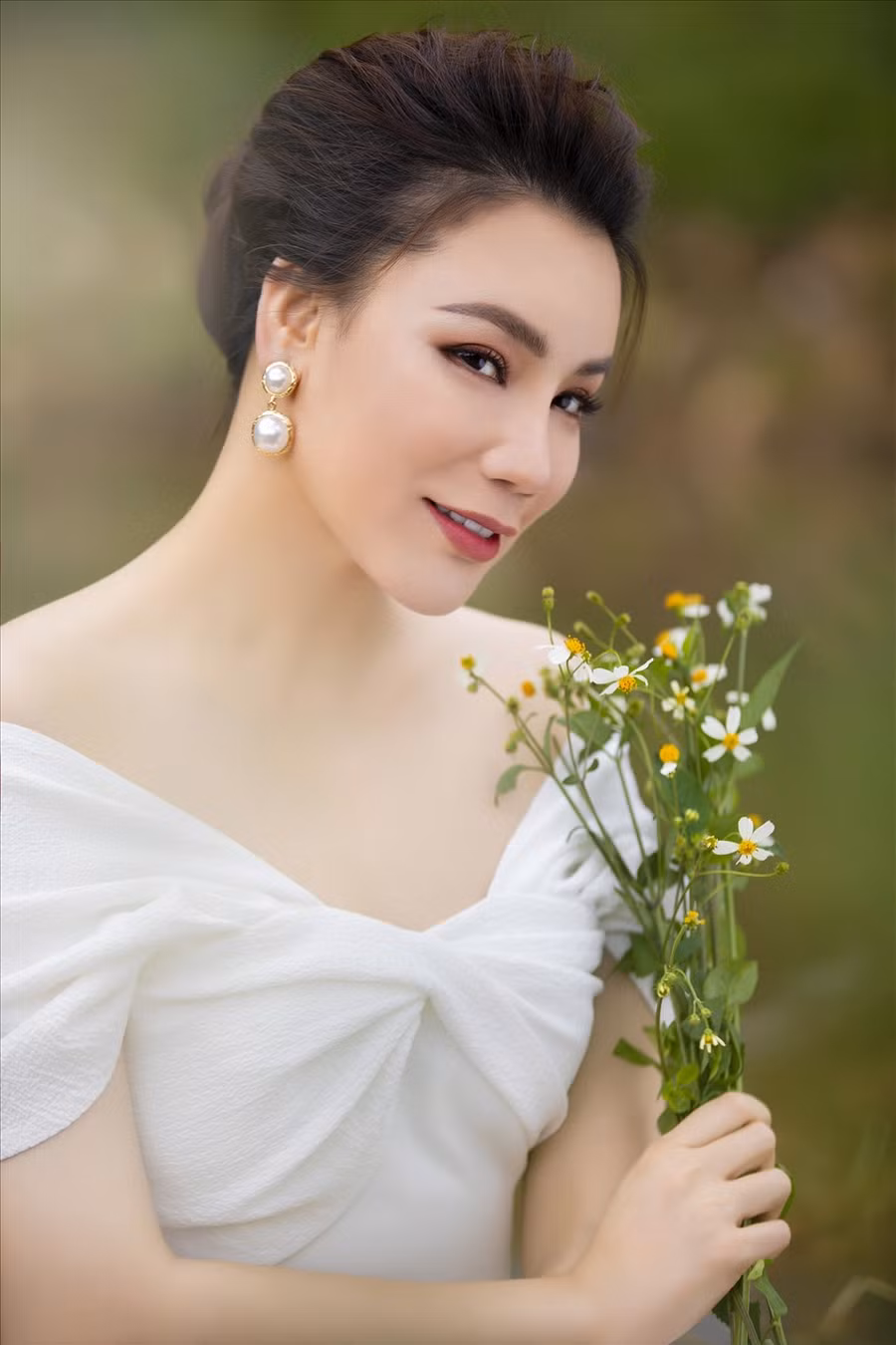 Trong thời gian qua, Hồ Quỳnh Hương tạm ngừng ca hát. Lý do bởi người đẹp cho biết cô không tìm được cảm xúc để trình diễn khi đứng trên sân khấu.