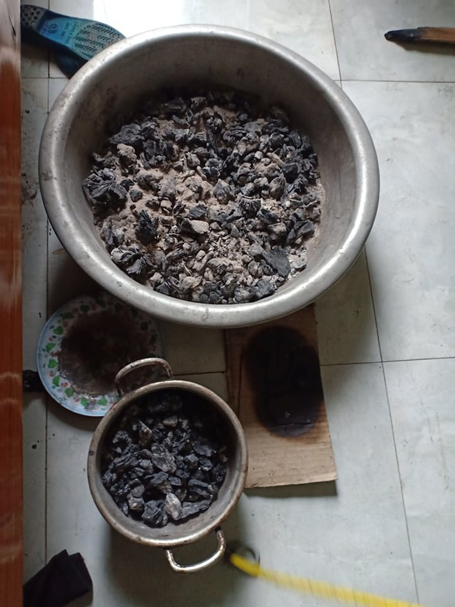 Các chậu than được tìm thấy dưới giường ngủ - Ảnh: H.M Các chậu than được tìm thấy dưới giường ngủ - Ảnh: H.M