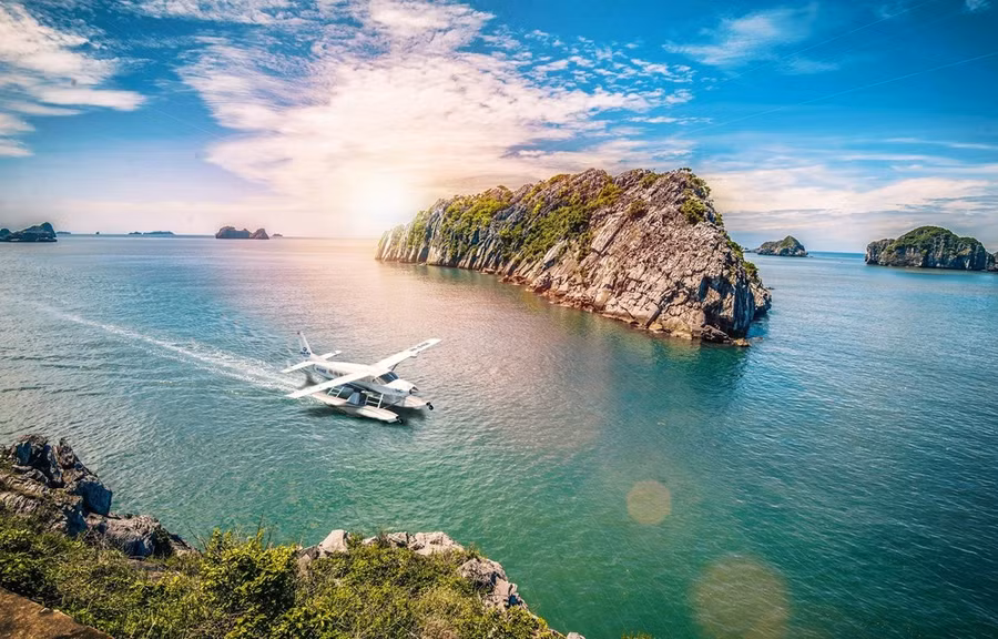 Khám phá bức tranh tuyệt đẹp di sản vịnh Hạ Long bằng thủy phi cơ là một trải nghiệm vô cùng thú vị. (Ảnh: CTV/Vietnam+) Khám phá bức tranh tuyệt đẹp di sản vịnh Hạ Long bằng thủy phi cơ là một trải nghiệm vô cùng thú vị. (Ảnh: CTV/Vietnam+)