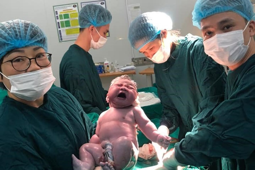 Ca sinh thành công, bé sơ sinh nặng 5.75kg. Ảnh: Thanh Đặng Ca sinh thành công, bé sơ sinh nặng 5.75kg. Ảnh: Thanh Đặng