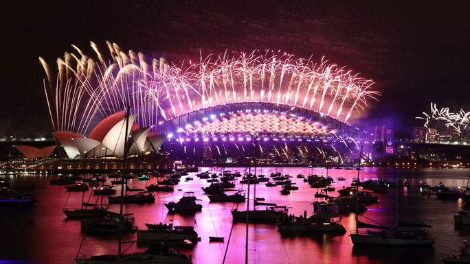 Pháo hoa đêm giao thừa ở cầu cảng Sydney - Úc. Ảnh: 9News