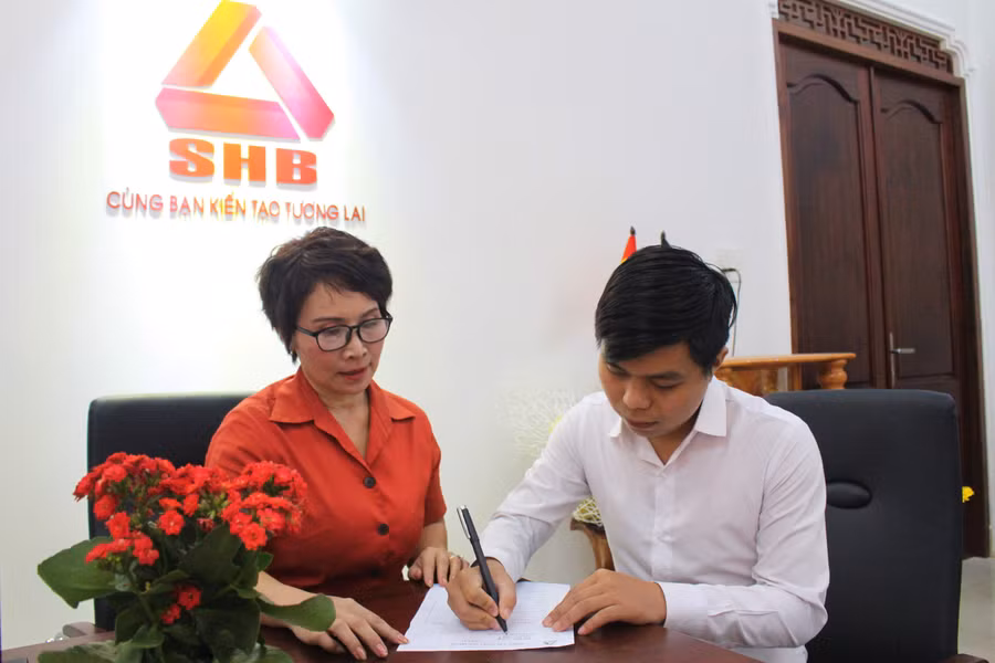  Em Lưu Thiện Lương ký hợp đồng tham gia chương trình du học nghề-miễn học phí và được trợ cấp lương hàng tháng tại CHLB Đức. Ảnh: Nguyên Hồng