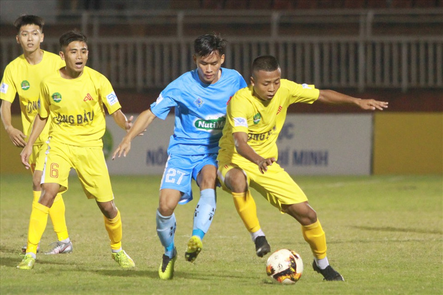 Đại học Nông lâm (áo vàng) nhập cuộc khó khăn dù được đánh giá cao hơn. Ảnh: Thanh Vũ