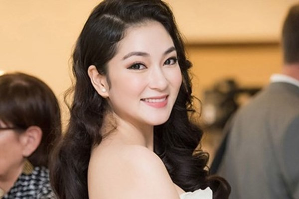 Vài năm trở lại đây, Hoa hậu Nguyễn Thị Huyền thỉnh thoảng mới tham gia sự kiện của bạn bè thân thiết.