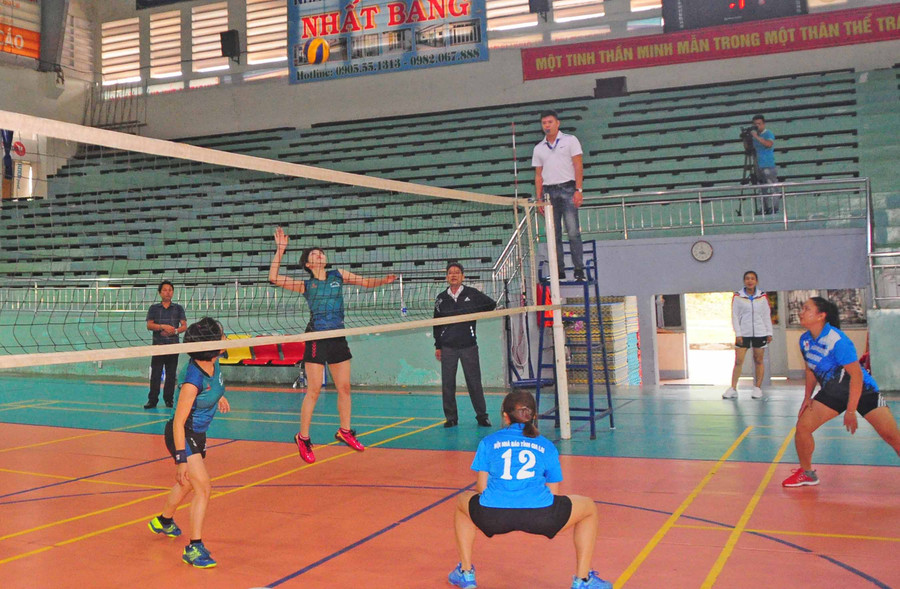 2. Trận đấu bóng chuyền đầu tiên của hội thao giữa Hội Nhà báo Đak Nông gặp Hội Nhà báo tỉnh Gia Lai