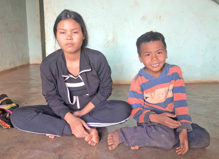 Kpă Nhiên và cậu em út Kpă Chiu trong ngôi nhà trống trước, trống sau-ảnh P.Dung, bài 1