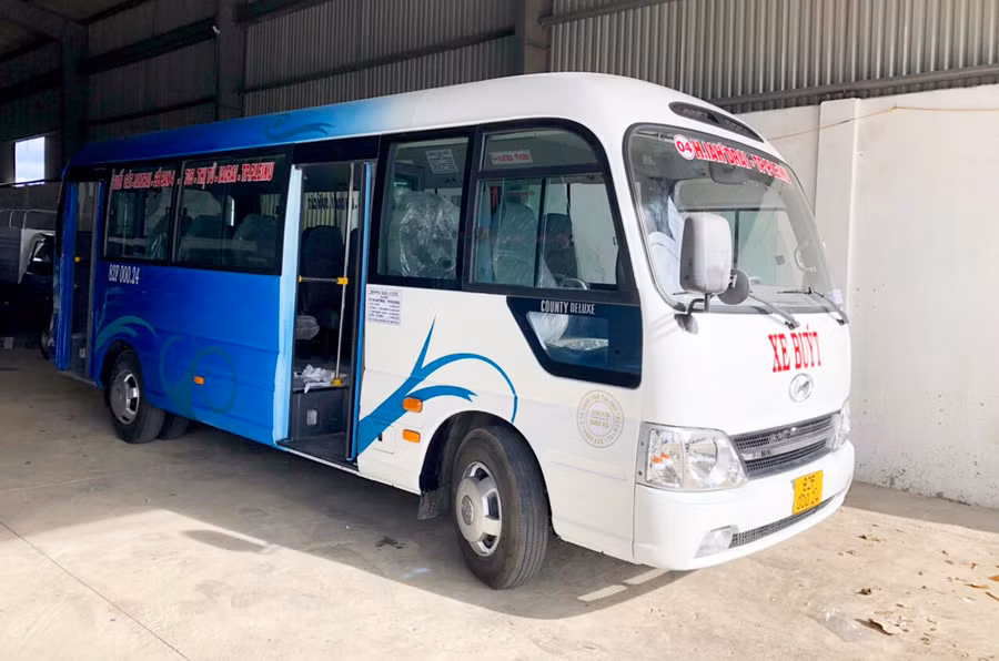  Xe buýt tuyến huyện Ia H'Drai (Kon Tum) đi TP. Pleiku của Công ty TNHH Vận tải Anh Thạch. Ảnh: Lê Hòa