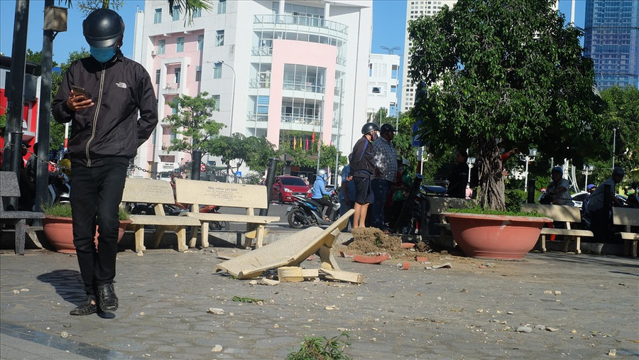 Chiếc xe lao lên vỉa hè sau khi đâm đôi nam nữ đi xe máy ngay tại vòng xoay ngã 6 Lê Thánh Tôn, Nha Trang. Ảnh: Nhiệt Băng