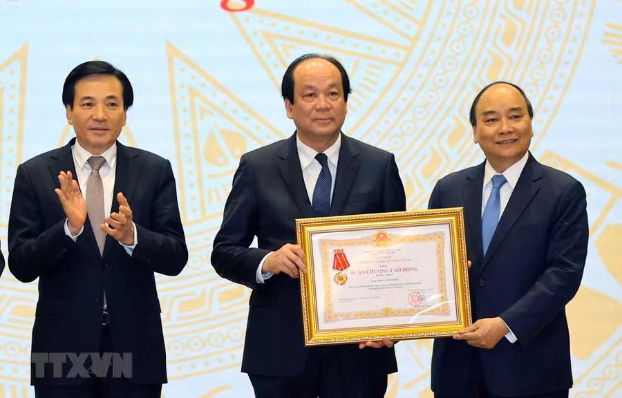  Thủ tướng Nguyễn Xuân Phúc trao Huân chương Lao động hạng Nhất của Chủ tịch nước tặng Văn phòng Chính phủ. (Ảnh: Thống Nhất/TTXVN)