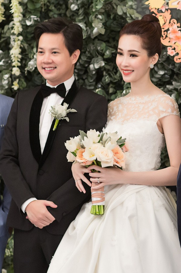 Hoa hậu Thu Thảo mặc bộ váy này trong ngày chính thức trở thành cô dâu. Cô búi tóc cao và chỉ kết hợp với trang sức hoa tai bản nhỏ.