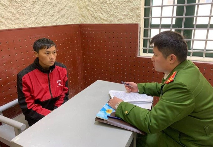 Vàng A Chu tại cơ quan công an - Ảnh: Như Quỳnh Vàng A Chu tại cơ quan công an - Ảnh: Như Quỳnh