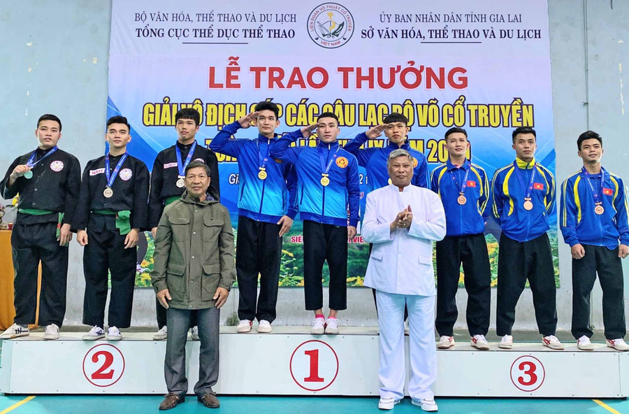 Ban tổ chức trao giải cho các VĐV đạt thành tích cao ở giải này. Ảnh: Thiên Di