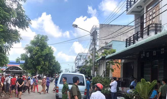 Vụ án thu hút rất đông người dân hiếu kỳ đến xem lực lượng chức năng khám nghiệm hiện trường - Ảnh: Trần Ngọc