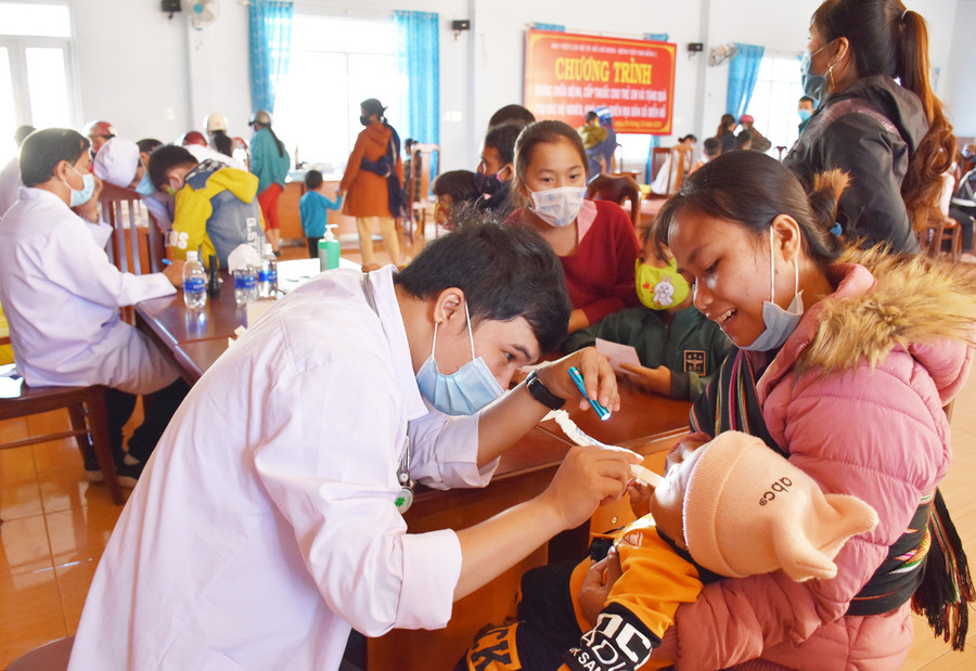 Bác sĩ Bệnh viện Nhi Đồng 1-TP. Hồ Chí Minh khám bệnh cho trẻ em có hoàn cảnh khó khăn trên địa bàn xã. Ảnh: Hà Phương Bác sĩ Bệnh viện Nhi Đồng 1-TP. Hồ Chí Minh khám bệnh cho trẻ em có hoàn cảnh khó khăn trên địa bàn xã. Ảnh: Hà Phương