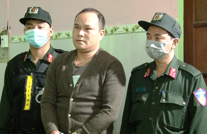 Nghi phạm Võ Ngọc Thạch bị Công an Quảng Nam bắt giữ khẩn cấp. Ảnh: Q.HUY Nghi phạm Võ Ngọc Thạch bị Công an Quảng Nam bắt giữ khẩn cấp. Ảnh: Q.HUY