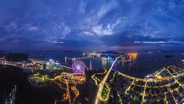 Một góc vịnh Hạ Long lung linh về đêm. (Ảnh: CTV/Vietnam+)