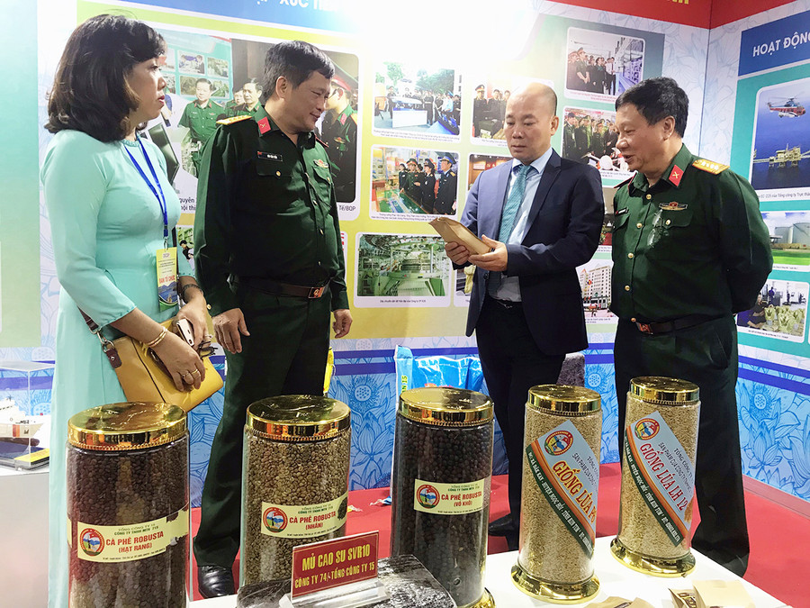 Ông Vũ Bá Phú-Cục trưởng Cục Xúc tiến thương mại (thứ 2 từ phải sang) tham quan gian hàng tại hội chợ. Ảnh: Vũ Thảo Ông Vũ Bá Phú-Cục trưởng Cục Xúc tiến thương mại (thứ 2 từ phải sang) tham quan gian hàng tại hội chợ. Ảnh: Vũ Thảo