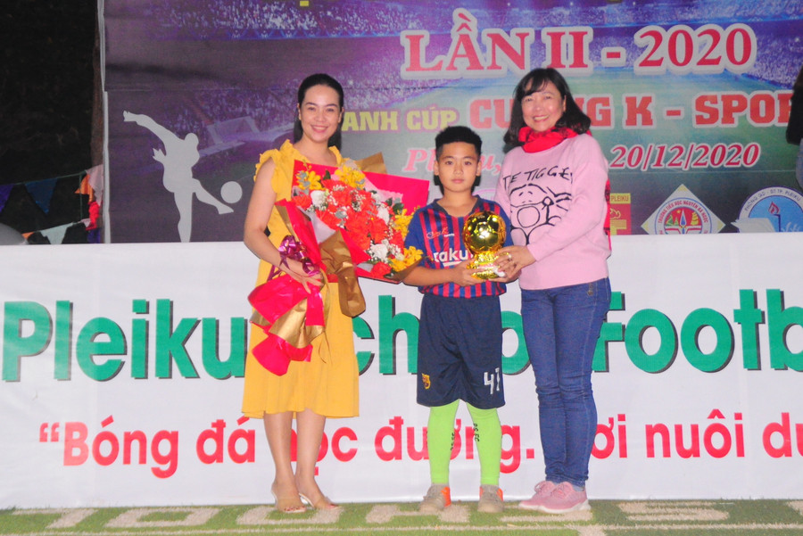  Huỳnh Quang Nghĩa dành danh hiệu cầu thủ xuất sắc nhất giải đấu. Ảnh: Hoành Sơn