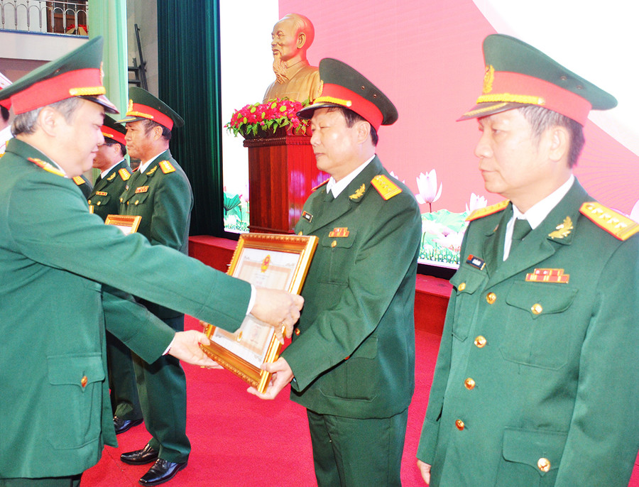 Thừa ủy nhiệm của Chủ tịch nước, Đại tá Hoàng Văn Sỹ trao Huân chương Bảo vệ Tổ quốc cho các đồng chí nguyên lãnh đạo các cơ quan, đơn vị. Ảnh: Vĩnh Hoàng Thừa ủy quyền của Chủ tịch Nước, Đại tá Hoàng Văn Sỹ trao Huân chương Bảo vệ Tổ quốc cho các đồng chí nguyên lãnh đạo các cơ quan, đơn vị. Ảnh: Vĩnh Hoàng