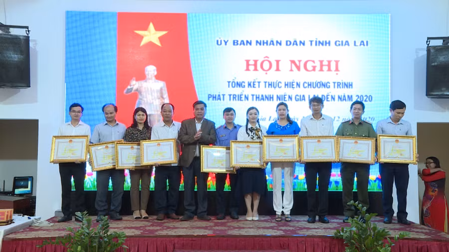 Phó Chủ tịch UBND tỉnh Kpă Thuyên phát biểu tại hội nghị tổng kết chương trình phát triển thanh niên trên địa bàn tỉnh đến năm 2020. Ảnh: Như Nguyện