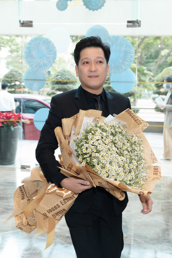 Trường Giang bất ngờ xuất hiện cùng bó hoa khá to để chúc mừng bà xã. ẢNH: NVCC