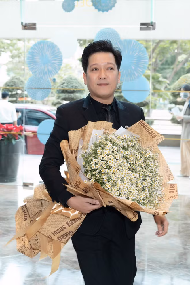 Trường Giang bất ngờ xuất hiện cùng bó hoa khá to để chúc mừng bà xã. ẢNH: NVCC
