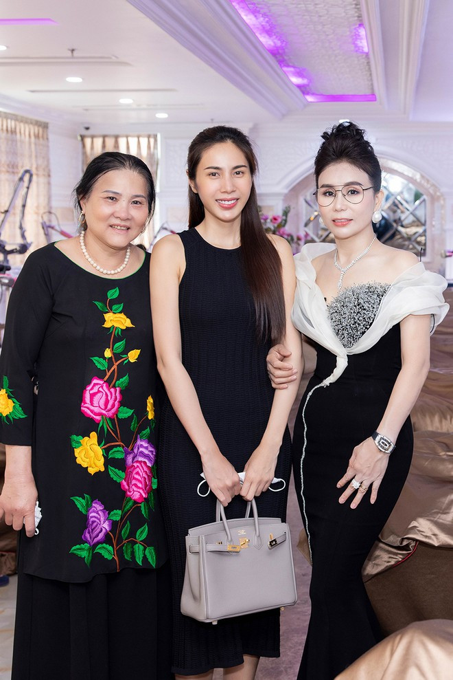 Ngày 10.12, Thủy Tiên cùng mẹ chồng xuất hiện tại sự kiện của doanh nhân Phan Thị Mai. Trong khi mẹ ruột của Công Vinh mặc áo dài truyền thống thì nữ ca sĩ lại khiến mọi người bất ngờ với trang phục màu đen giản dị và để mặt mộc. Dù vậy, Thủy Tiên vẫn giữ được thần thái rạng rỡ cùng làn da trắng không tì vết ẢNH: KHOA NGUYỄN