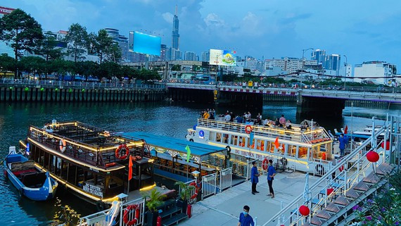 Tuyến du lịch trên kênh Nhiêu Lộc - Thị Nghè. Ảnh: DŨNG PHƯƠNG Tuyến du lịch trên kênh Nhiêu Lộc - Thị Nghè. Ảnh: DŨNG PHƯƠNG