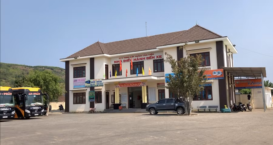 Bến xe khách huyện Kbang được xây dựng theo hình thức xã hội hóa và đang phát huy hiệu quả. Ảnh: Lê Hòa