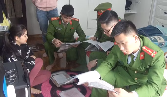 Khám xét nhà Cường 