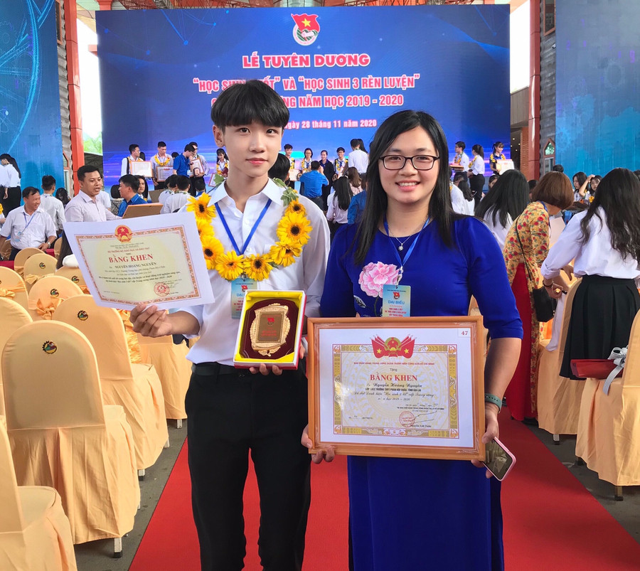 Em Nguyễn Hoàng Nguyên nhận danh hiệu “Học sinh 3 tốt” cấp Trung ương bên cô Đào Thủy Hậu-Phó Hiệu trưởng Trường THPT Phan Bội Châu (TP. Pleiku). Ảnh: Mộc Trà Em Nguyễn Hoàng Nguyên nhận danh hiệu “Học sinh 3 tốt” cấp Trung ương bên cô Đào Thủy Hậu-Phó Hiệu trưởng Trường THPT Phan Bội Châu (TP. Pleiku). Ảnh: Mộc Trà