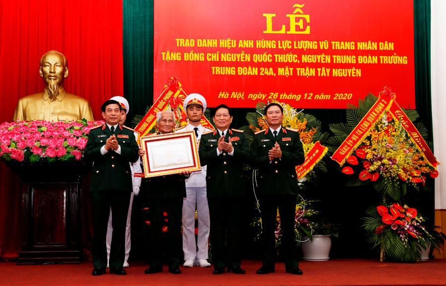  Lãnh đạo Bộ Quốc phòng chụp ảnh lưu niệm với Trung tướng Nguyễn Quốc Thước, Anh hùng LLVTND. Ảnh: Chu Hoài