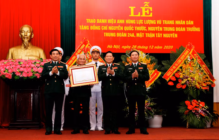  Lãnh đạo Bộ Quốc phòng chụp ảnh lưu niệm với Trung tướng Nguyễn Quốc Thước, Anh hùng LLVTND. Ảnh: Chu Hoài