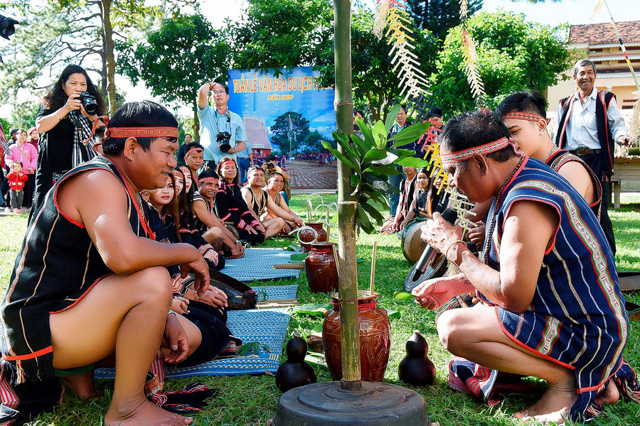 Cô dâu và chú rể trao vòng tay bằng đồng biểu tượng của sự thủy chung.