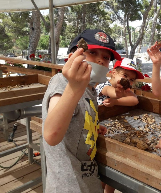 Bé Binyamin Milt và các bạn đang tham gia hoạt động khảo cổ tình nguyện - Ảnh: TMSP Bé Binyamin Milt và các bạn đang tham gia hoạt động khảo cổ tình nguyện - Ảnh: TMSP