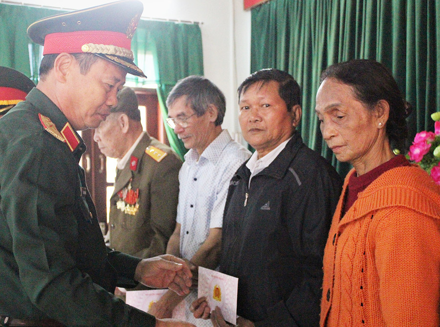  Thiếu tướng Hứa Văn Tưởng-Phó Tư lệnh Quân khu 5 trao quà cho các gia đình chính sách. Ảnh: Huy Bắc