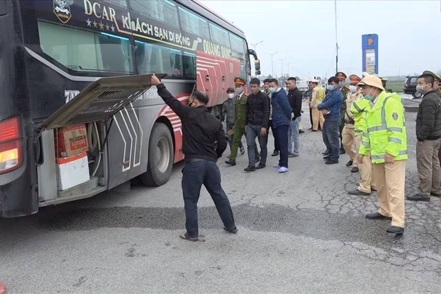 Công an phát hiện xe khách chở lượng lớn hàng hóa không rõ nguồn gốc. Ảnh: CA cung cấp. Công an phát hiện xe khách chở lượng lớn hàng hóa không rõ nguồn gốc. Ảnh: CA cung cấp.